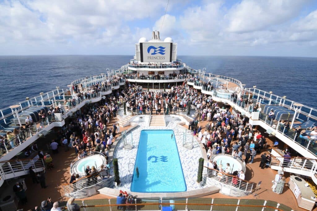 Princess Cruises Sets World Record for Largest Vow Renewal | 1